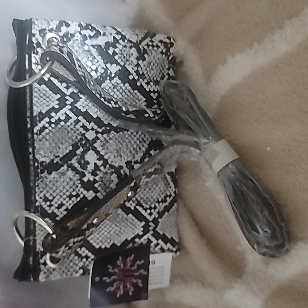 Olivia Miller Crossbody - Picture 2 of 13
